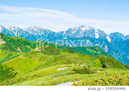夏の爺ヶ岳登山(種池山荘~爺ヶ岳南峰の稜線から剱岳方面の眺め) 夏の爺ヶ岳登山(種池山荘~爺ヶ岳南峰の稜線から剱岳方面の眺め) 109504946