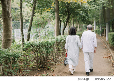 散歩・旅行するシニア夫婦 散歩・旅行するシニア夫婦 109505122