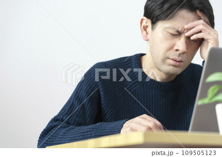 体調不良の男性　頭痛　 109505123