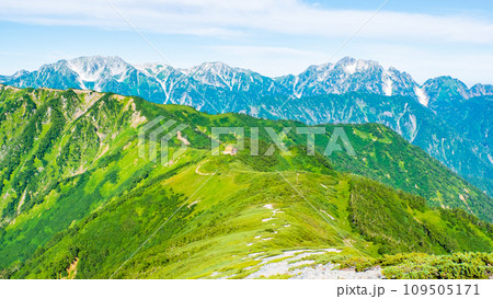 夏の爺ヶ岳登山（種池山荘～爺ヶ岳南峰の稜線から立山・剱岳方面の眺め） 109505171