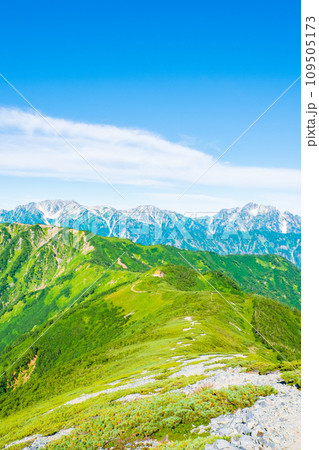 夏の爺ヶ岳登山（種池山荘～爺ヶ岳南峰の稜線から立山・剱岳方面の眺め） 109505173