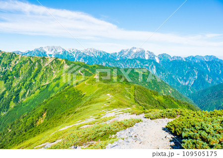 夏の爺ヶ岳登山（種池山荘～爺ヶ岳南峰の稜線から立山・剱岳方面の眺め） 109505175