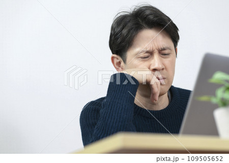 体調不良の男性　頭痛　 109505652