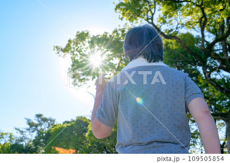 健康のためにウォーキングするシニアの女性　新緑公園　ダイエット　運動　健康習慣　散歩　 109505854