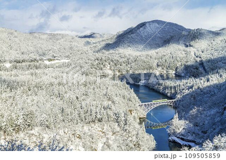 雪景色の第一只見川橋梁と只見線の列車　福島県三島町 109505859