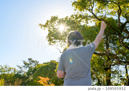 健康のためにウォーキングするシニアの女性 新緑公園 ダイエット 運動 散歩 ガッツポーズ 夕カラー 健康のためにウォーキングするシニアの女性 新緑公園 ダイエット 運動 散歩 ガッツポーズ 夕カラー 109505932