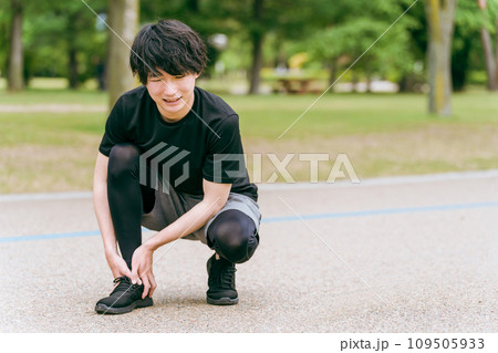 公園で運動中に足首を痛めた男性（痛風・捻挫・リハビリ・後遺症・関節） 109505933