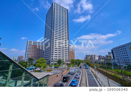 JR川崎駅付近から川崎市幸区堀川町方面(ラゾーナ広場,高層マンション,西口通りなど)を見る 109506340