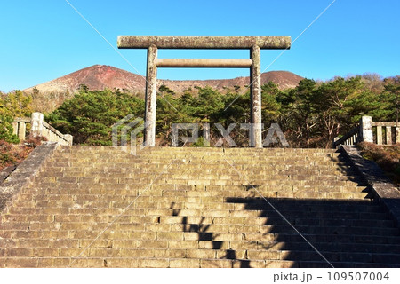 霧島市 高千穂河原の霧島神宮古宮址と霧島山御鉢 霧島市 高千穂河原の霧島神宮古宮址と霧島山御鉢 109507004
