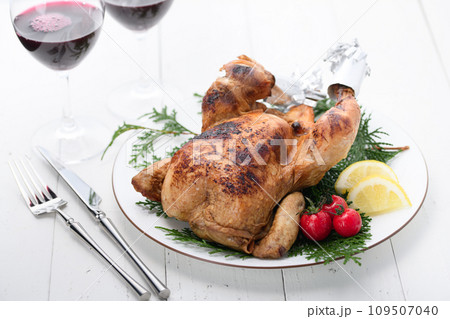 ローストチキン 鶏の丸焼きと赤ワイン 109507040