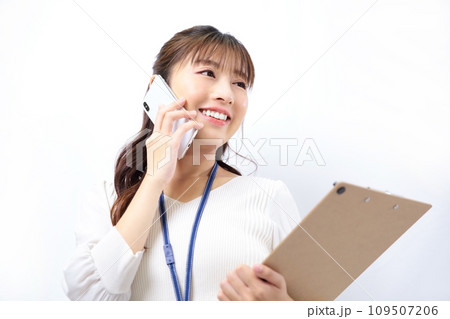 電話をする女性会社員のイメージ 109507206