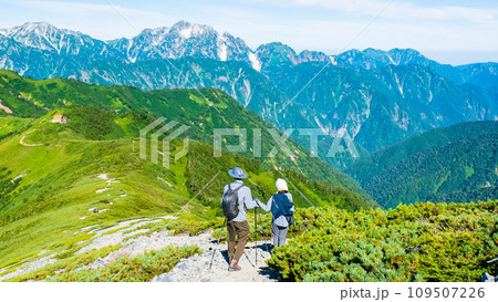 夏の爺ヶ岳登山（種池山荘～爺ヶ岳南峰の稜線から剱岳方面の眺め） 109507226