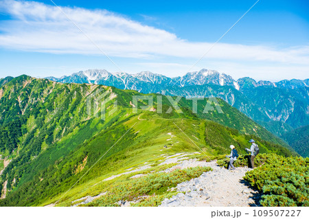 夏の爺ヶ岳登山（種池山荘～爺ヶ岳南峰の稜線から立山・剱岳方面の眺め） 109507227