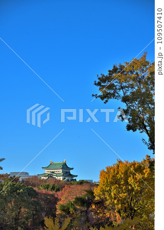 《愛知県》秋の紅葉に染まる名古屋城 109507410