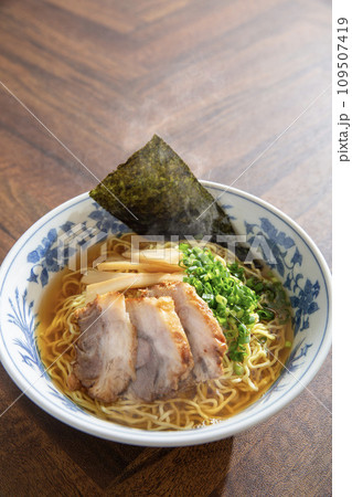 醤油ラーメン 人気の和食 醤油ラーメン 人気の和食 109507419