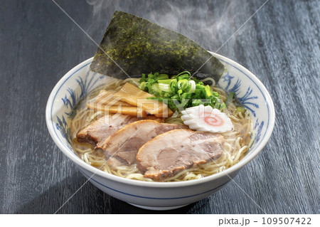 醤油ラーメン　人気の和食 109507422