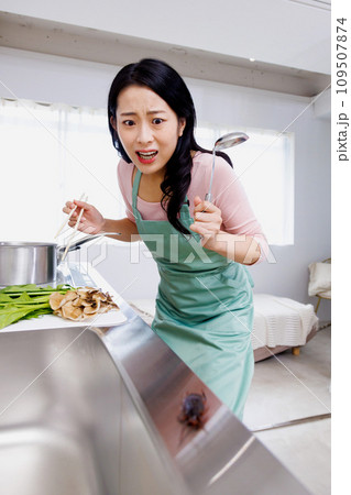 ゴキブリを見てショックを受ける女性 ゴキブリを見てショックを受ける女性 109507874