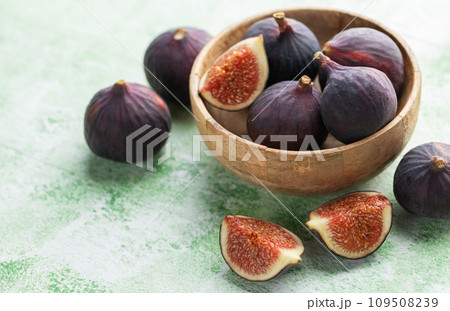 Fresh ripe figs 109508239