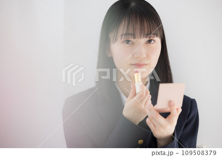 高校生のポートレート メイクをする女子高生 高校生のポートレート メイクをする女子高生 109508379