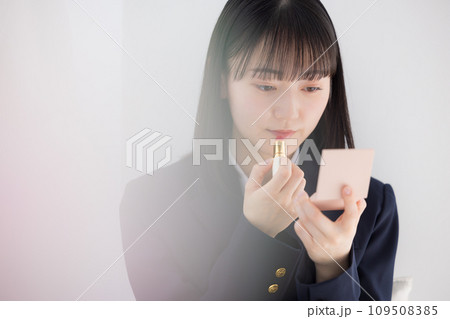 高校生のポートレート　メイクをする女子高生 109508385