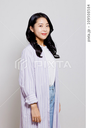 カジュアルな服を着た女性のポートレート カジュアルな服を着た女性のポートレート 109508584
