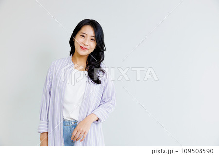 カジュアルな服を着た女性のポートレート カジュアルな服を着た女性のポートレート 109508590
