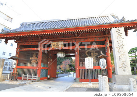 護国寺（ごごくじ）の仁王門　東京都文京区　 109508654