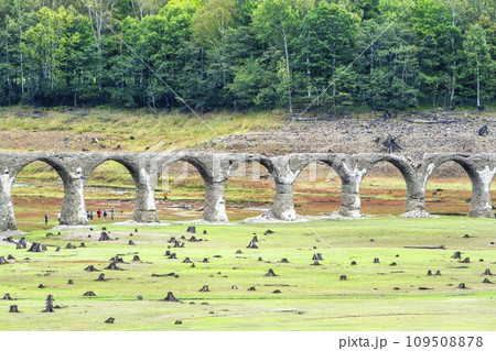旧国鉄士幌線　タウシュベツ川橋梁展望台からの風景　北海道上士幌町 109508878