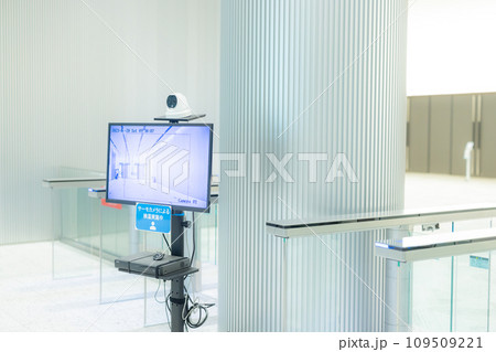 ビルのエントランスに設置されたサーマルカメラ ビルのエントランスに設置されたサーマルカメラ 109509221