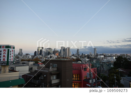 初冬の中の駅周辺の夕刻の風景 初冬の中の駅周辺の夕刻の風景 109509273