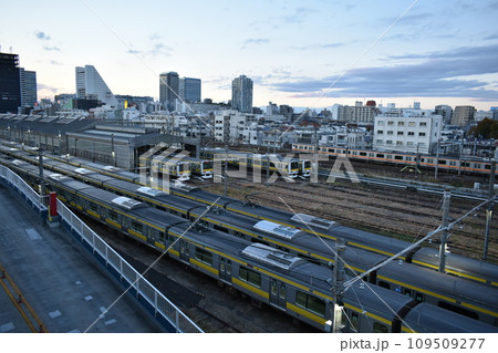 初冬の中の駅周辺の夕刻の風景 初冬の中の駅周辺の夕刻の風景 109509277