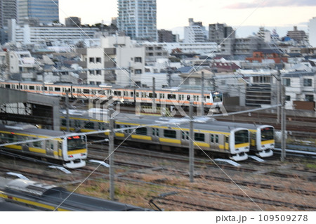 初冬の中の駅周辺の夕刻の風景 初冬の中の駅周辺の夕刻の風景 109509278
