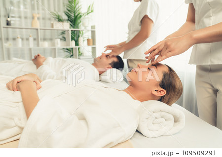 Caucasian couple enjoying relaxing anti-stress head massage. Quiescent 109509291