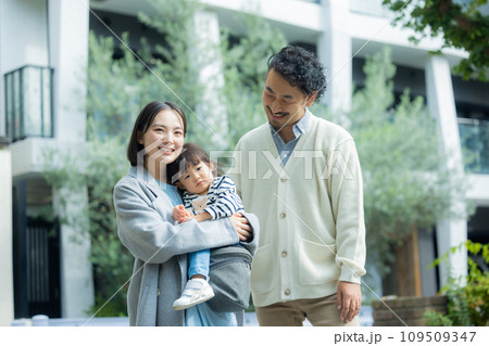 冬の家族　屋外 109509347