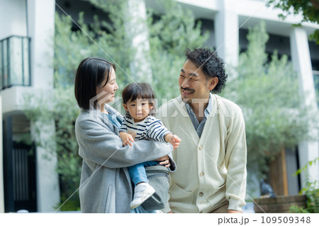 冬の家族　屋外 109509348