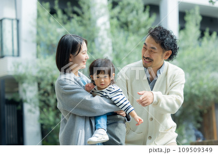 冬の家族 屋外 冬の家族 屋外 109509349