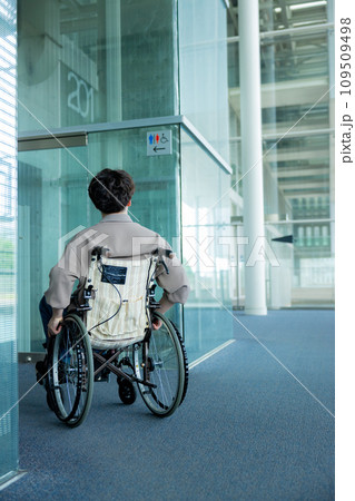 車椅子に乗る若い男性 109509498