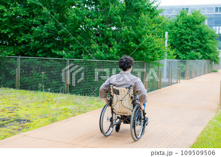 車椅子に乗る若い男性 車椅子に乗る若い男性 109509506