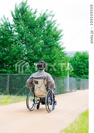 車椅子に乗る若い男性 車椅子に乗る若い男性 109509509