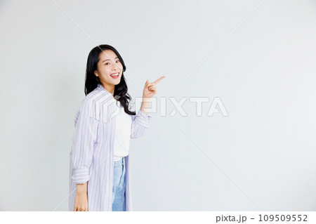 ポインティングする女性 109509552