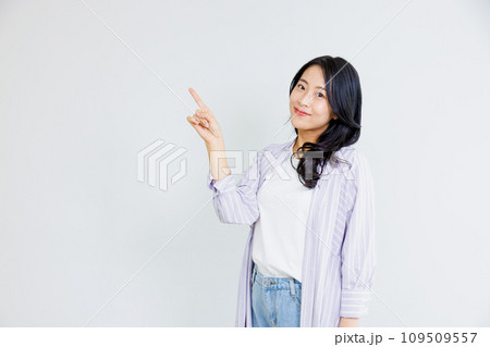 ポインティングする女性 109509557