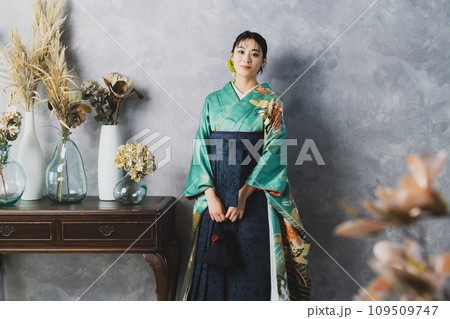 振袖に袴を着た女性　 109509747