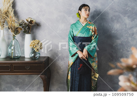 振袖に袴を着た女性　 109509750