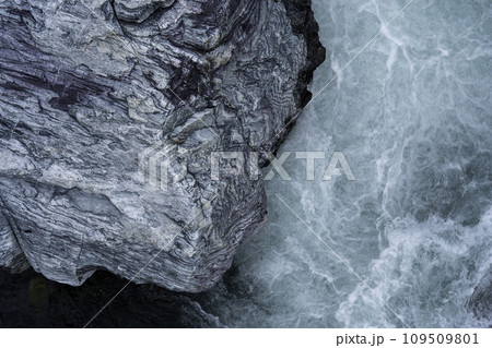 岩の横を泡を立てて流れる水 岩の横を泡を立てて流れる水 109509801