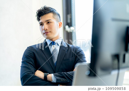 デスクワークをする男性ビジネスマン 109509858