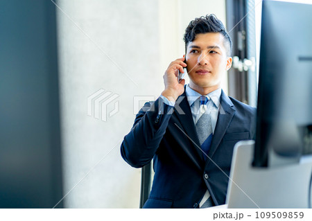 デスクワークをする男性ビジネスマン 109509859