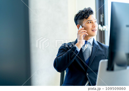 デスクワークをする男性ビジネスマン 109509860