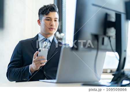 スマホの画面を見る男性ビジネスマン　 109509866