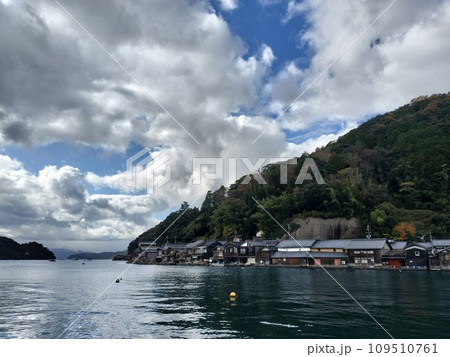 伊根町の舟屋と海と空の写真素材 [109510761] - PIXTA