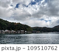 伊根町の舟屋と海と空 109510762